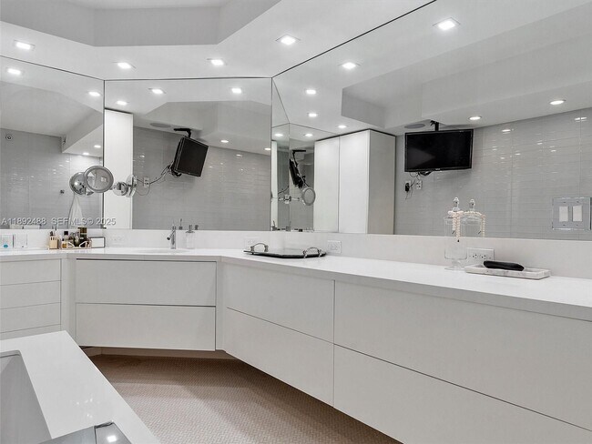 Building Photo - 4000 Island Blvd