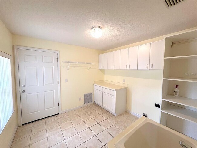 Building Photo - 87 Rose Dr
