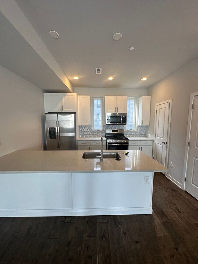 Building Photo - Beautifully Renovated 4 Bed/ 3.5 Bath With Rooftop!