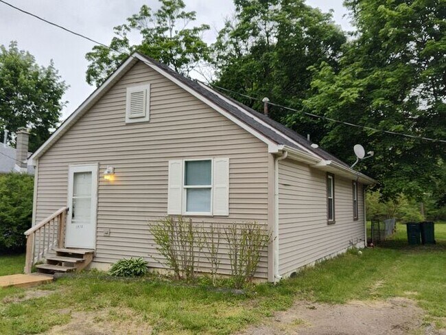 Building Photo - Mishawaka North-east 2 bedroom and 1 bath home on a large lot
