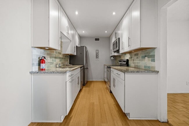 Building Photo - 505 W 7th St