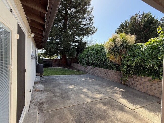 Building Photo - RENTED - 3 Bedroom Ranch Style Home in El ...