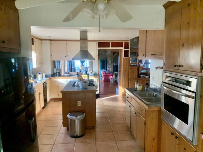 Building Photo - 9077 Henderson Ln