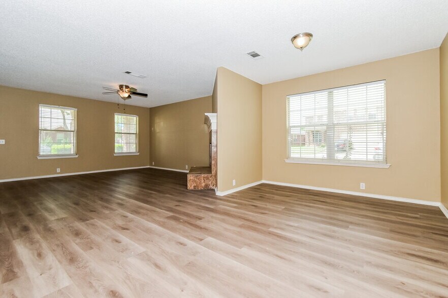 Building Photo - 3304 Creekwood Dr