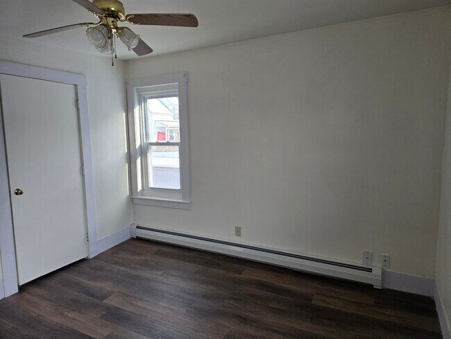 Building Photo - 147 Laurel St