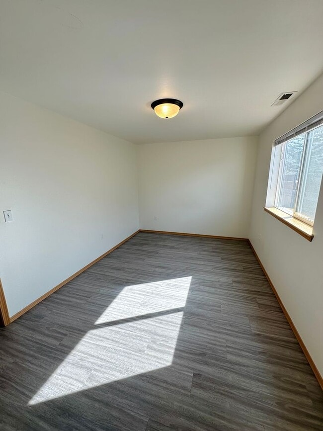 Building Photo - 4 Bedroom 3 Bathroom Home with Attached Garage, AC, and 2 Separate Living Areas!