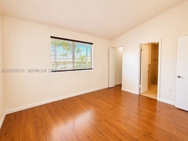 Building Photo - 6235 SW Kendale Lakes Cir