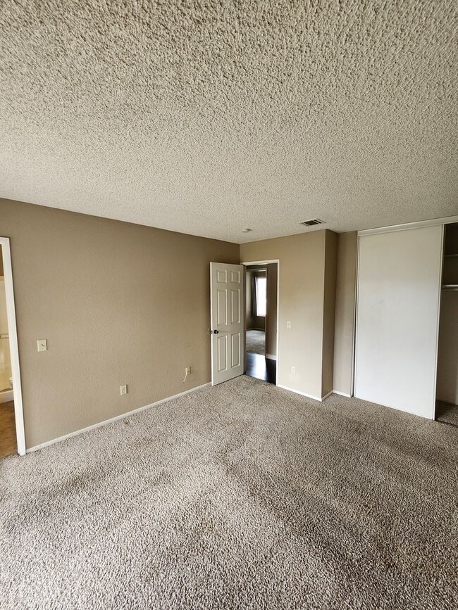 Building Photo - Inviting 3-Bedroom Home