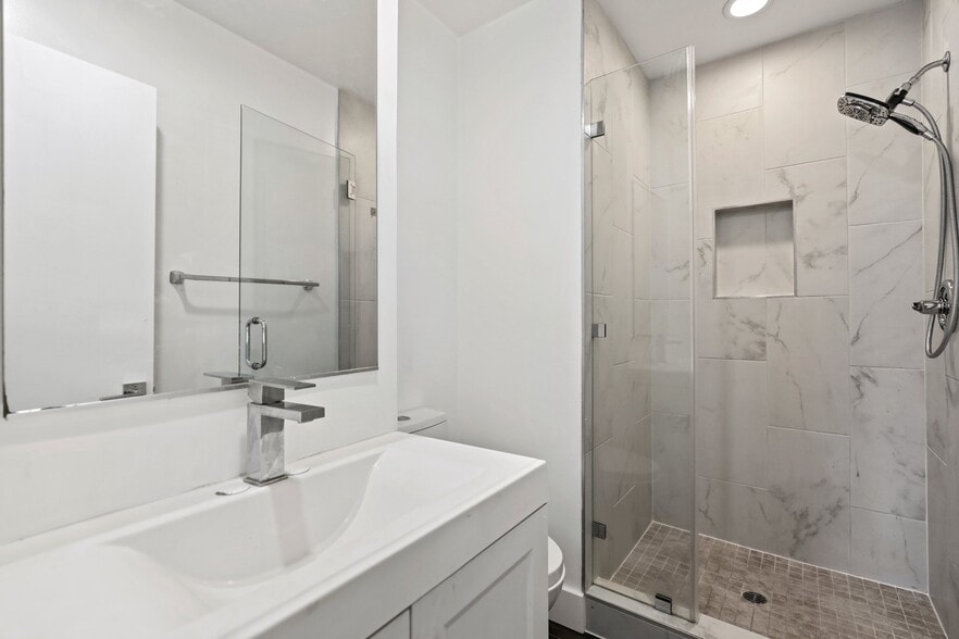 Building Photo - 1321 W 36th Pl