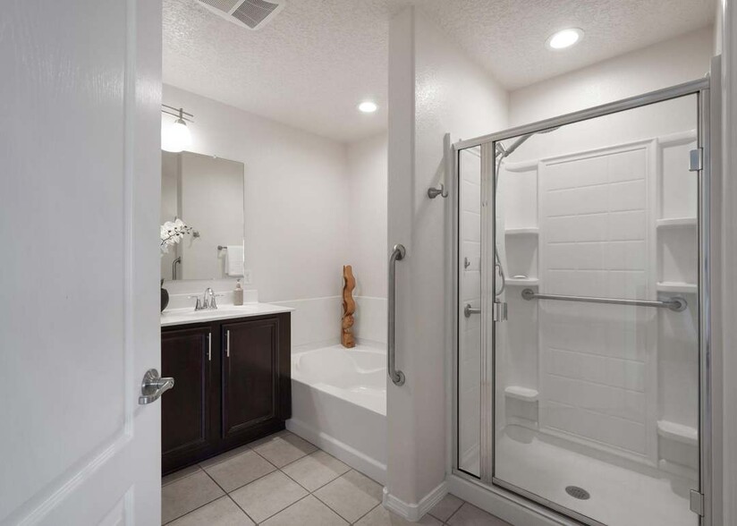 Master bath, with large tub, separate shower and private water closet - 10824 Arguello Trl NE