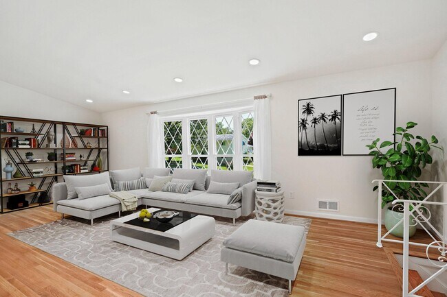 Building Photo - 6607 Lone Oak Dr