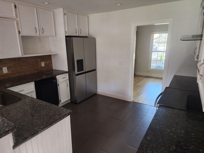 Building Photo - Recently renovated and ready to move in.