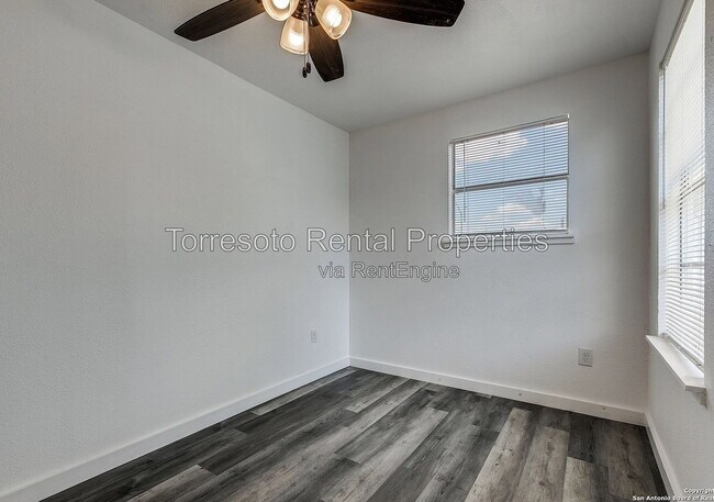 Building Photo - 611 Rochambeau St