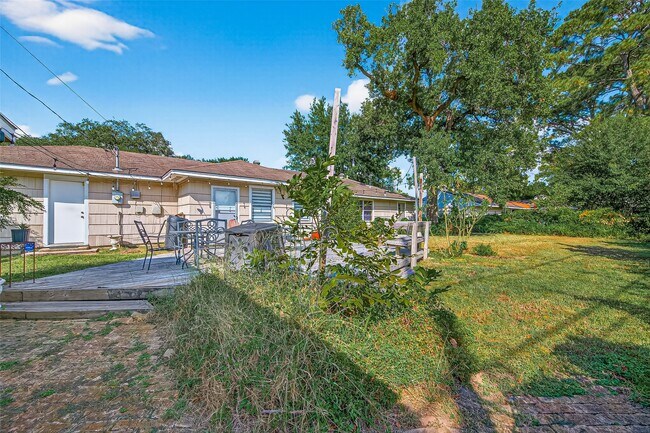 Building Photo - 10005 Hazelhurst Dr