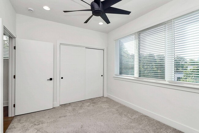Building Photo - Stunning 3 Bedroom Townhome Near Uptown Ch...