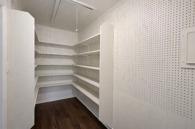 Building Photo - 205 E Crestmont Dr