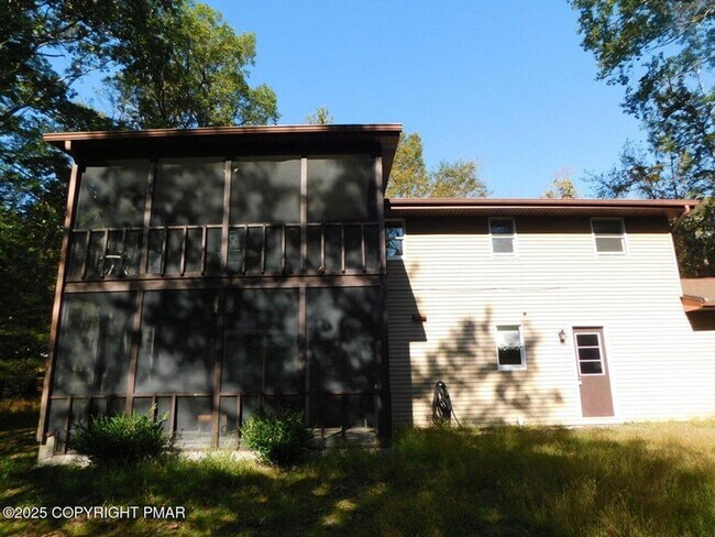 Building Photo - 3-bedroom, 2-bath home featuring an open f...