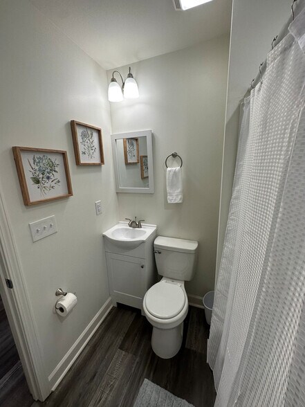 Building Photo - 121 Forest St