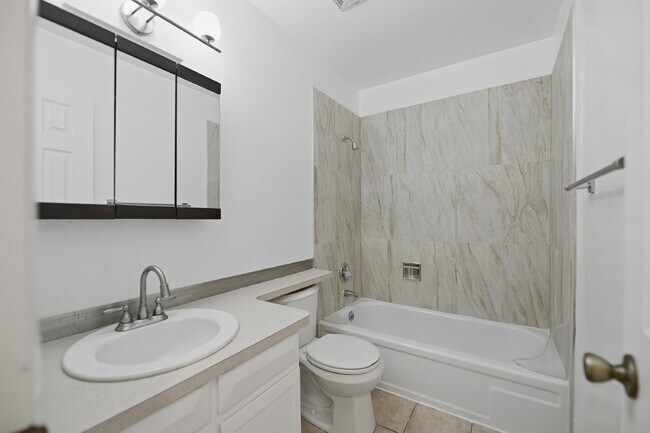 Building Photo - $1,645.95, 2 bed, 1.5 bath, located in Lakewood with Washer and Dryer
