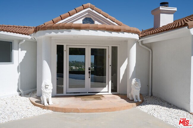 Building Photo - 5026 Medina Rd