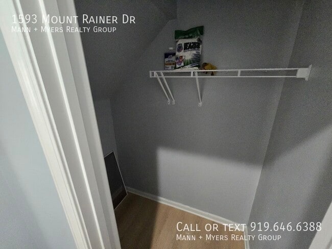 Building Photo - 1593 Mount Rainer Dr