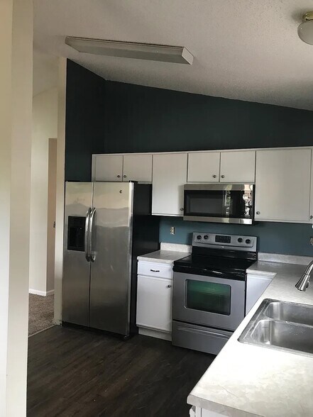 Building Photo - 5055 Victory Road