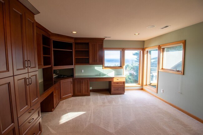 Building Photo - 4bd/4ba Bellevue Home