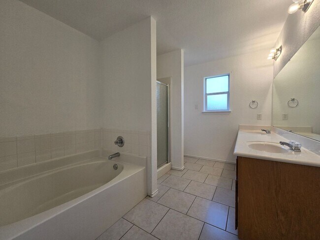 Building Photo - 3906 Kevin Shaw Dr