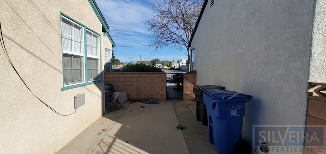 Building Photo - m-300