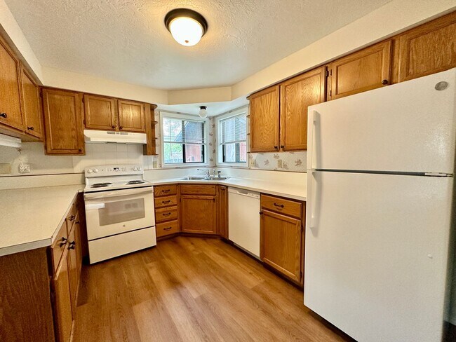 Building Photo - For Rent: Cozy 2 Bed / 2 Bath Condo with Enclosed Yard & Detached Garage