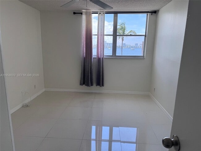 Building Photo - 2821 N Miami Beach Blvd