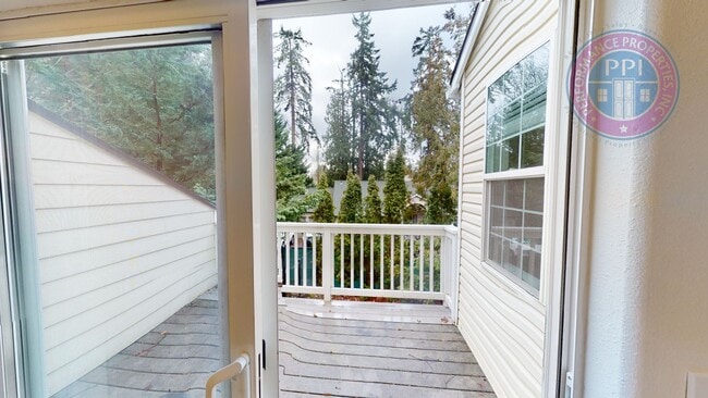 Building Photo - Updated Beatiful Townhome! Large open Kitc...