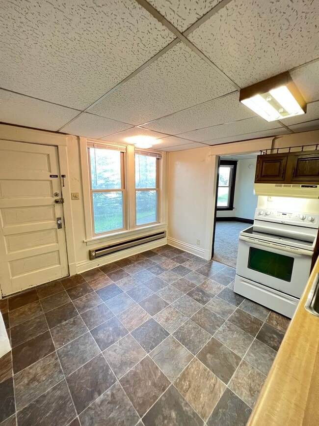 Building Photo - 910 N 22nd Ave W