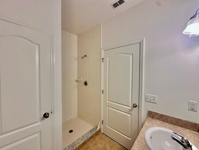 Building Photo - 2926 SW 35th Pl