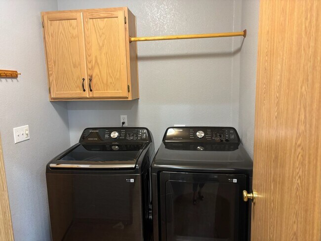 Building Photo - Beautiful 2 Bedroom, 2 Bath Bridlewood Ram...