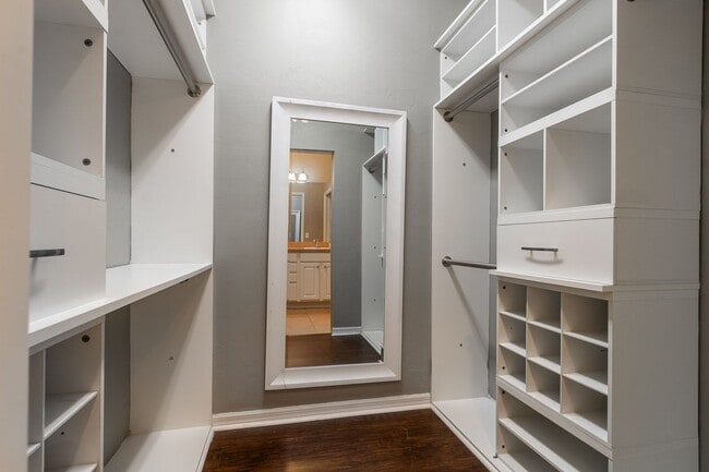 Building Photo - Luxury Living in The Villas of West End – ...