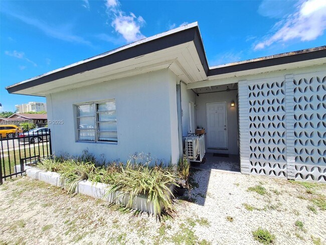 Building Photo - 1542 NE 109th St