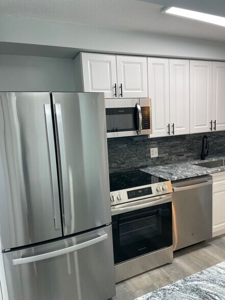 Building Photo - 2214 Deerfern Crescent