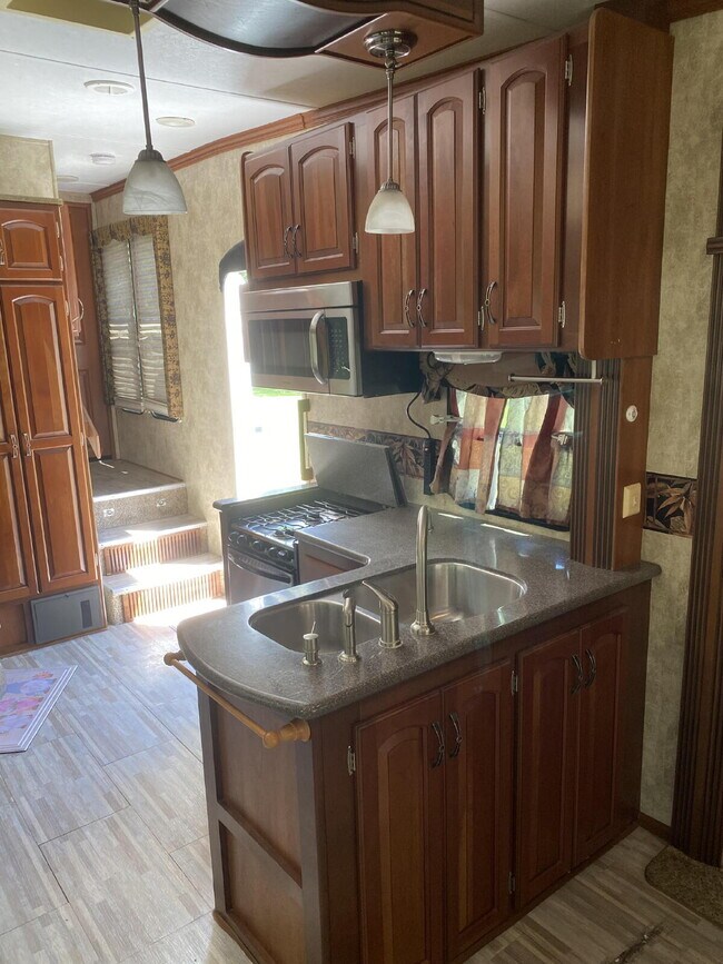 Building Photo - Cozy Retreat in St. Cloud: Your Next Seren...