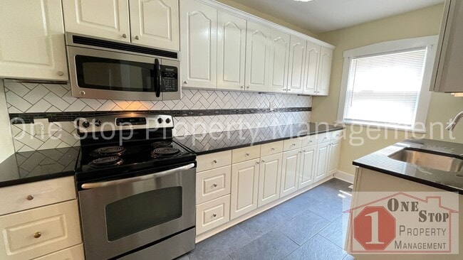 Building Photo - Charming 2-bedroom, 1-bath Duplex in Kansa...
