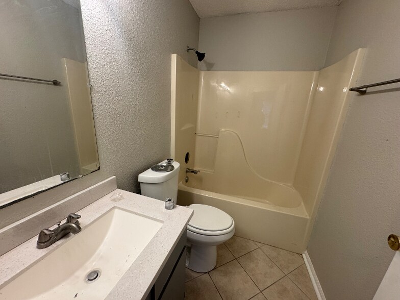 Building Photo - 18030 Sanibel Cir