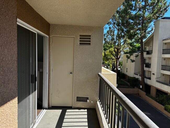 Building Photo - 21450 Burbank Blvd