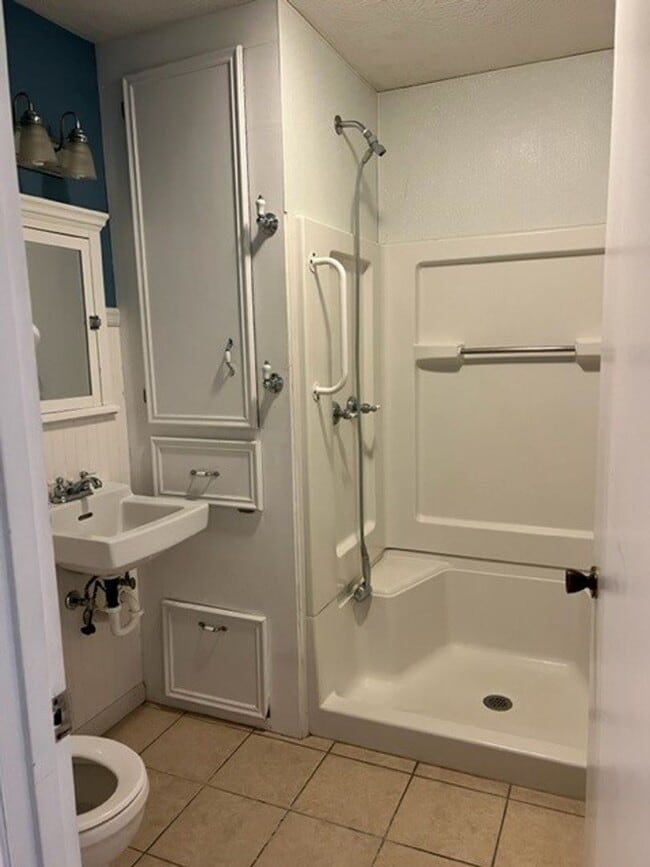 Building Photo - 2 Bedroom 1 bath Home