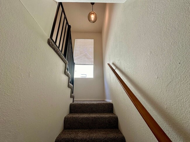 Building Photo - 2 Bedroom 2 Bathroom 2 Story House Walking...