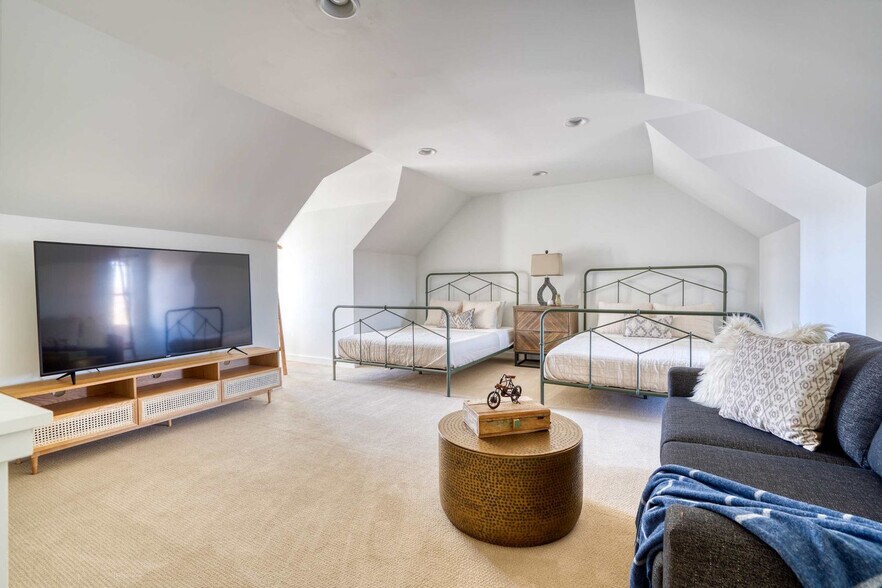 Building Photo - 512 NE 56th Ave