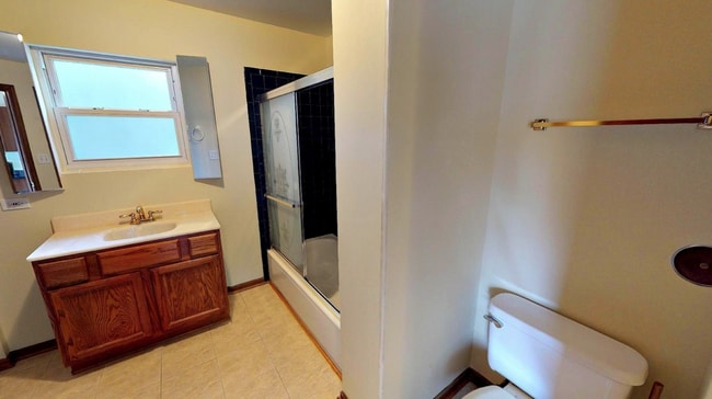 Building Photo - Spacious 2BR Home in Joliet – In-Unit Laun...