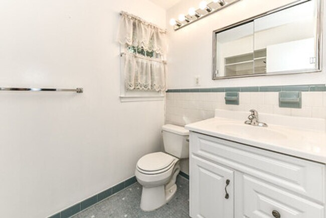 Building Photo - Spacious 4 Bed 2/2 Bath Home with Park-Lik...