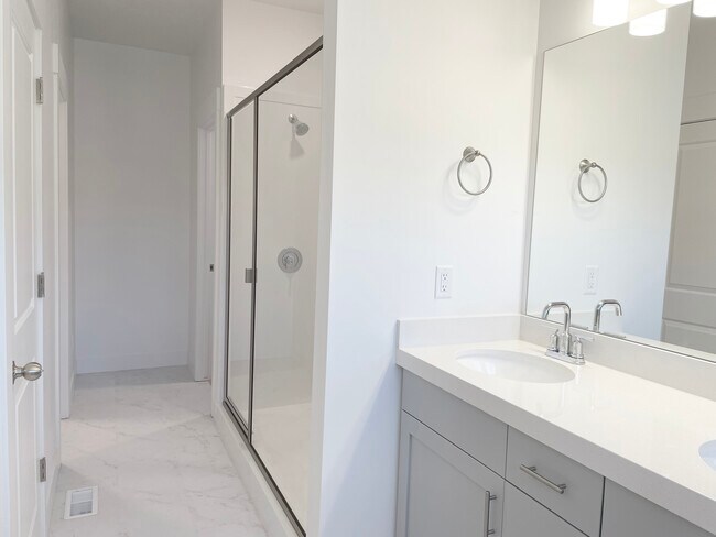 Building Photo - 1599 N 1870 E