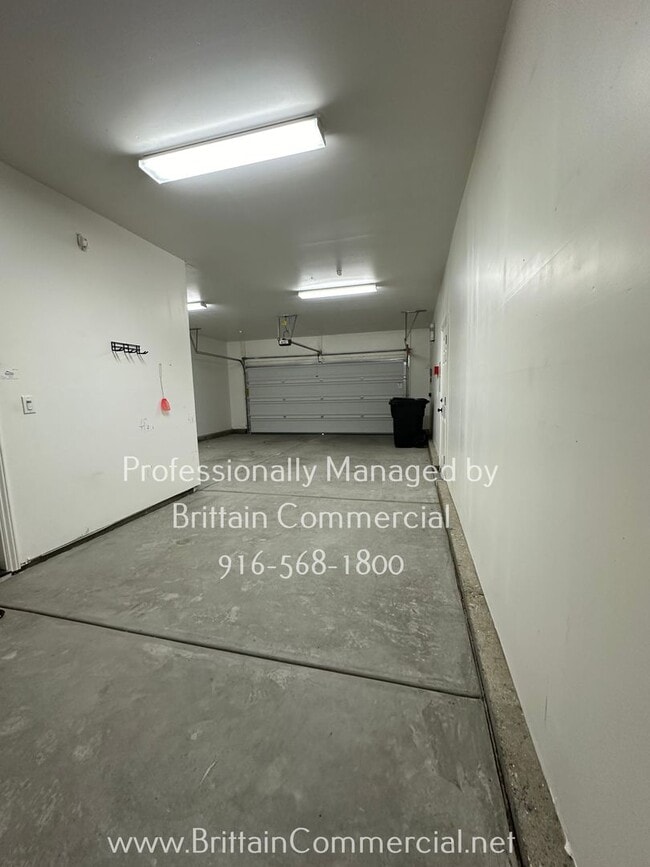 Building Photo - Stunning All Single Story 3 Bedroom, 2.5 B...