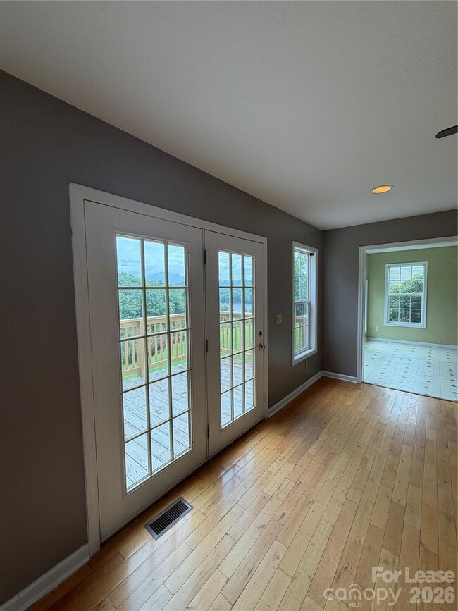 Building Photo - 113 Lakeside Dr